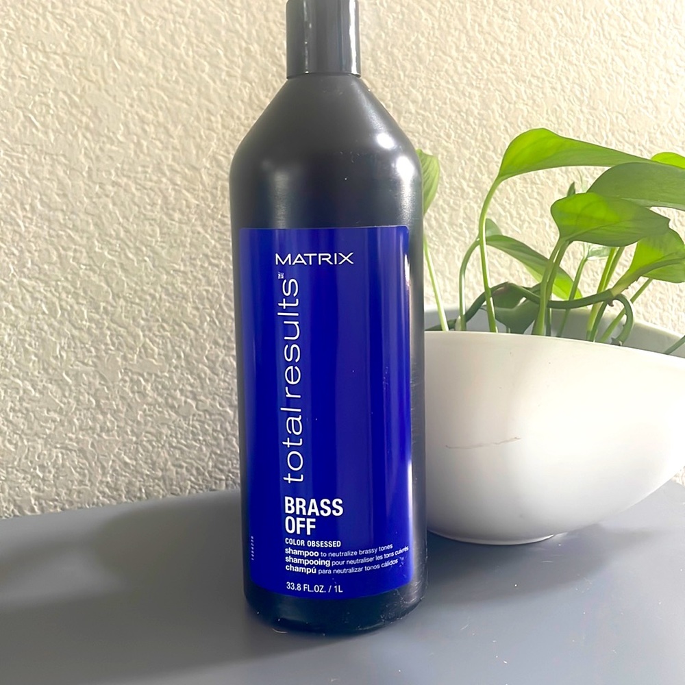 Total Results Brass Off Clarifying Blue Shampoo - Matrix LITER SIZE
